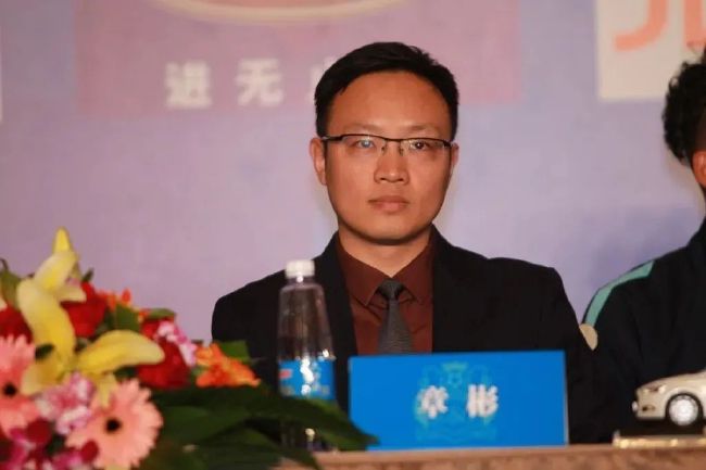 这辆加长轿车，是叶家专门从劳斯莱斯定制而来，车长将近八米。